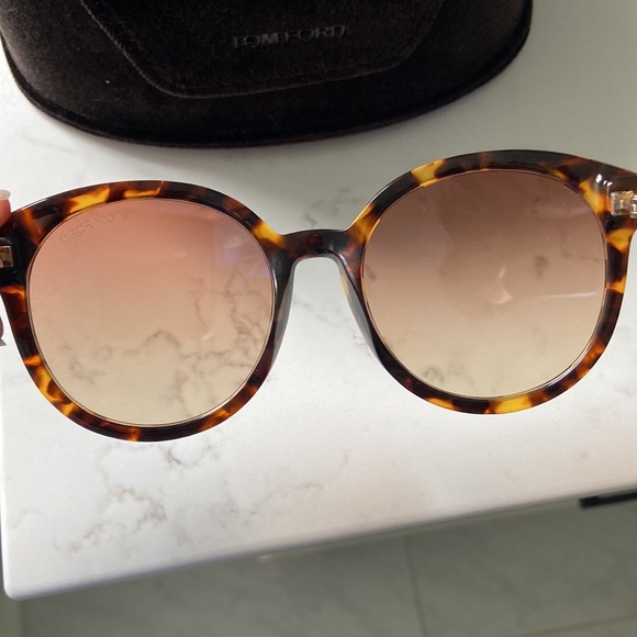Like New! Tom Ford, Gorgeous pair of sunglasses with case, model# TF503 - Picture 4 of 8